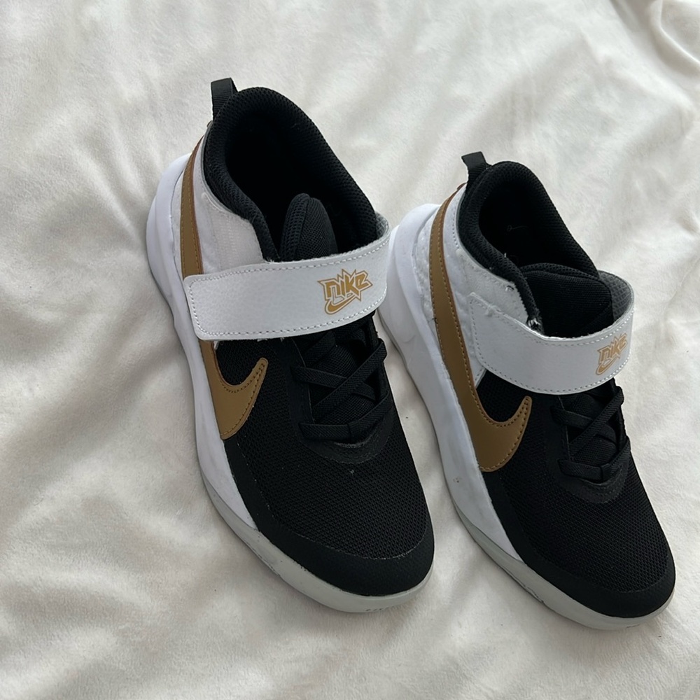 Black and gold Nike boys sneakers - size 2